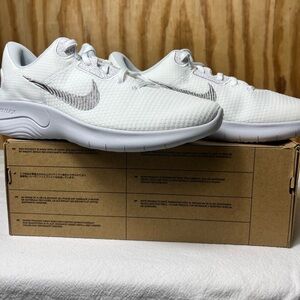 NWT Women’s Flex Experience Rn 11 NN (W) !! Size 11. Never worn before.